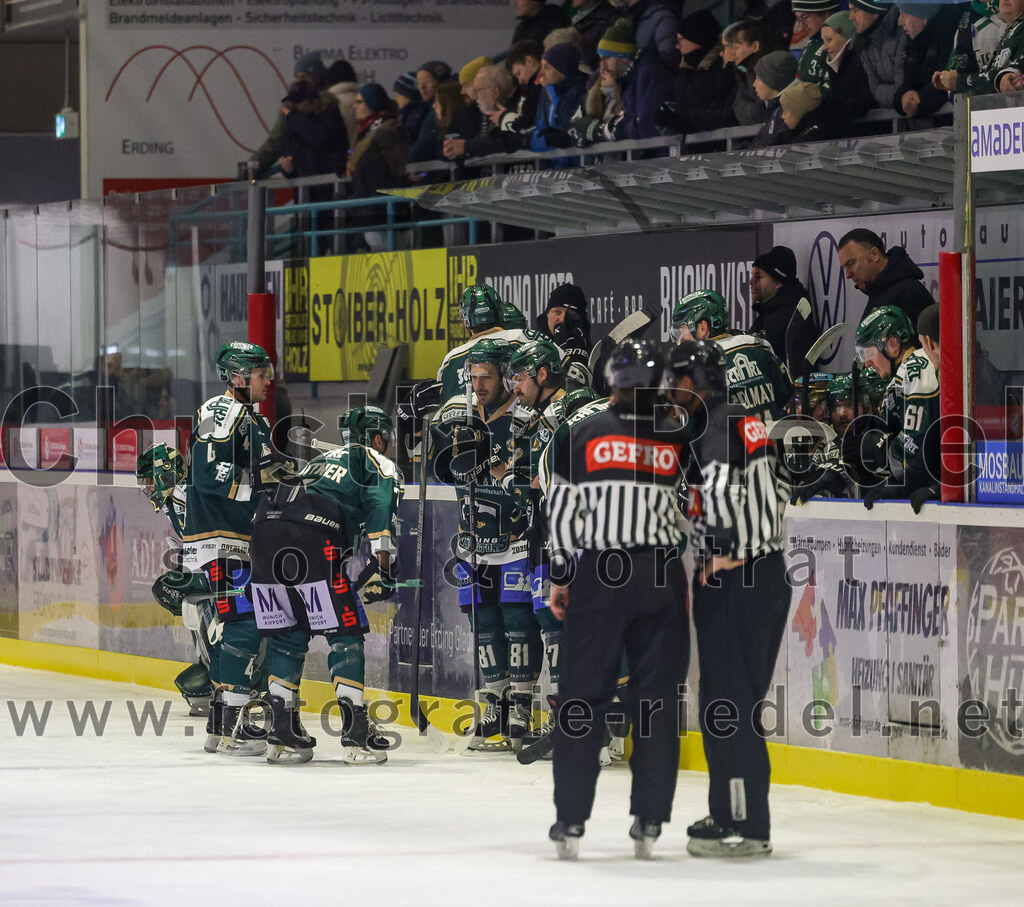 2026-01-06_041_TSV_Erding_gegen_EV_Lindau_Islanders | Erding, Deutschland, 06.01.2026:Eishockey, Oberliga Süd 2025 / 2026, 35. Spieltag, TSV Erding gegen EV Lindau Islanders, Endergebnis: 2:5Jesse Kauhanen (Erding Gladiators, #4), Louis Trattner (Erding Gladiators, #7), Maximilian Forster (Erding Gladiators, #81), Marco Pfleger (Erding Gladiators, #47)Foto: Christian Riedel / fotografie-riedel.net