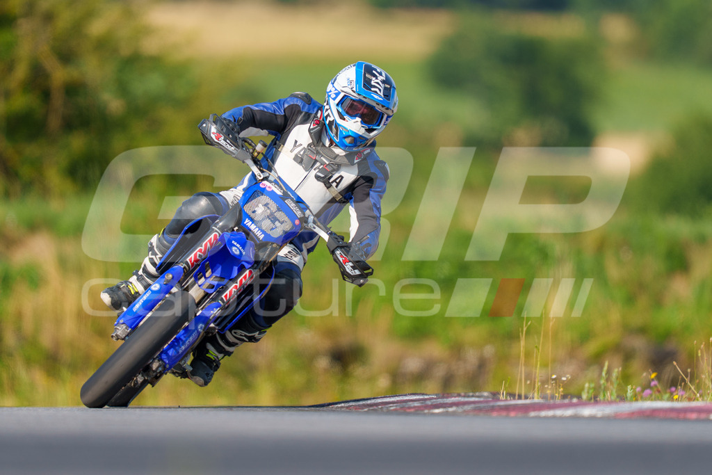 SuperMoto_Staatsmeisterschaft_Fuglau-417 | GRIPcapture steht für authentische Sportfotografie in Österreich – für Momente, die mehr sind als Geschwindigkeit oder Ergebnis. Es geht um Emotion, Spannung, Fokus und den Augenblick, der oft nur einen Wimpernschlag dauert.Ob Motorsport, Teamsport oder 