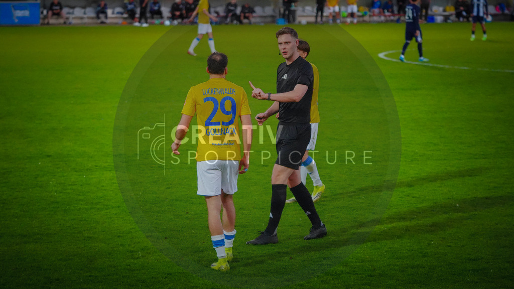 Fußball, Herren, Saison 2025/2026, Regionalliga Nordost, 32. Spieltag, Hertha BSC II vs. FSV 63 Luckenwalde, Donnerstag 30.04.2026, Hertha Amateurstadion | Fußball, Herren, Saison 2025/2026, Regionalliga Nordost, 32. Spieltag, Hertha BSC II vs. FSV 63 Luckenwalde, Donnerstag 30.04.2026, Hertha Amateurstadion, Im Bild: Schiedsrichter Marvin Tennes ermahnt Simon Gollnack (l. Luckenwalde) - Realisiert mit Pictrs.com