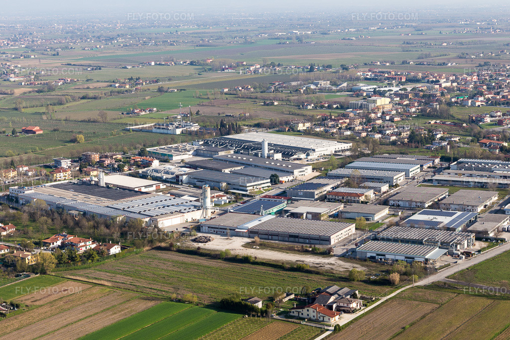 Aerial view: View of the town in Pramaggiore Blessaglia in the state Veneto, Italy.Photo: IMG_105730.jpg taken on 04/08/2018 by Werner Riehm/FLY-FOTO.comResolution of the original: 5472 x 3648 px