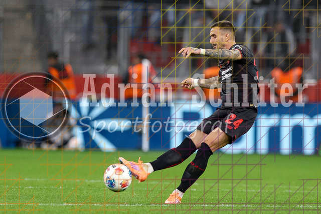Bayer 04 Leverkusen vs Borussia Mönchengladbach - Bundesliga  | Leverkusen, Deutschland, 21.09.25:   Aleix Garcia (Bayer 04 Leverkusen) in Aktion am Ball, Einzelaktion waehrend des Spiels der Bundesliga zwischen  Bayer 04 Leverkusen vs Borussia Mönchengladbach in der BayArena(Foto von Brauer-Fotoagentur / Adrian Schlueter)