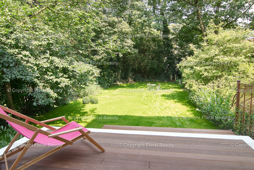Altbauhaus nach Renovierung | verwilderter Garten mit Holzterrasse - Realisiert mit Pictrs.com