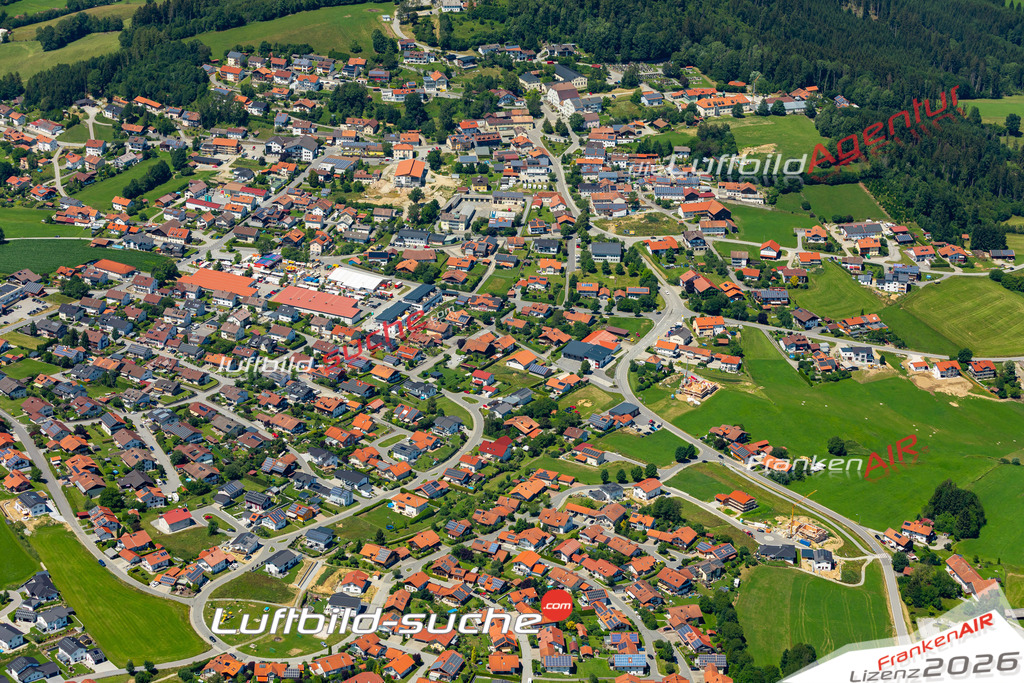 Die Luftaufnahme Kirchberg - Kirchberg im Wald wurde 2022 vom Flugzeug aus (keine Drohne) erstellt. Hohe Auflösung -für große Poster und Wandbilder geeignet - Garantiert!