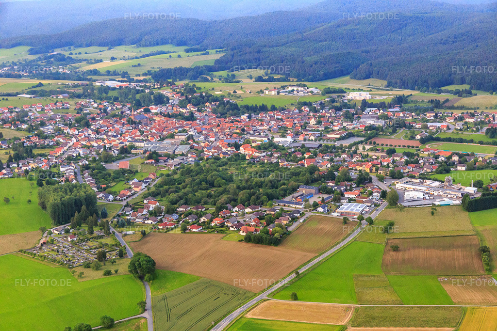 Luftbild: Ortsansicht von Westen im Ortsteil Beerfelden in Oberzent im Bundesland Hessen in Deutschland. – Foto: IMG_089525.jpg vom 10.06.2016 durch Werner Riehm/FLY-FOTO.de – Auflösung des Originals: 5472 x 3648 px