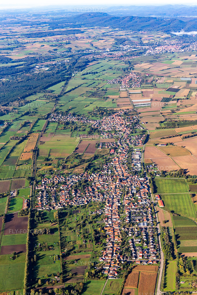 Luftbild: Ortsansicht von Osten in Kapsweyer im Bundesland Rheinland-Pfalz in Deutschland. Foto: IMG_143473.jpg vom 29.09.2024 durch Werner Riehm/FLY-FOTO.de
