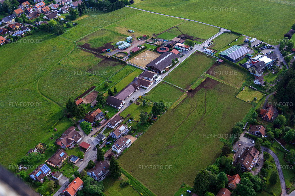 Luftbild: Gestüt Dobel in Dobel im Bundesland Baden-Württemberg in Deutschland. – Foto: IMG_079773.jpg vom 31.05.2015 durch Werner Riehm/FLY-FOTO.de – Auflösung des Originals: 5472 x 3648 px – Gestüt Dobel - Heimatgestüt von Olympiasiegern & Weltmeistern