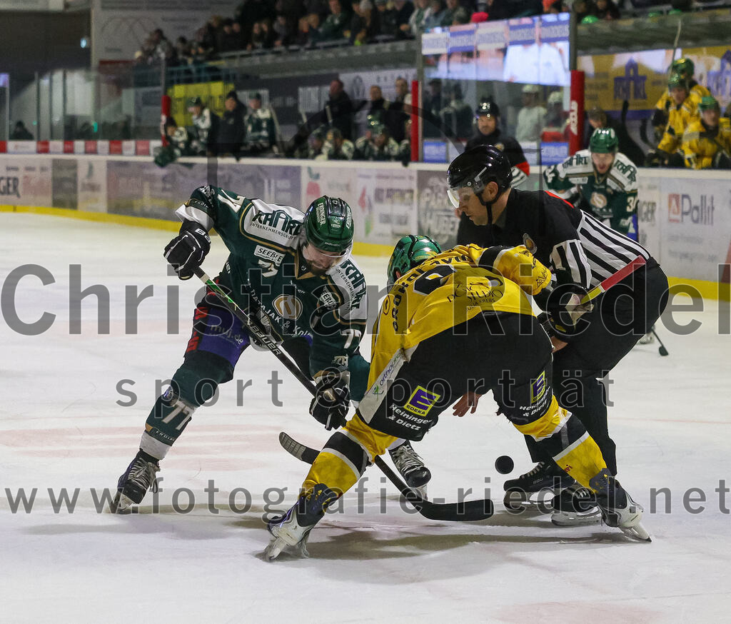 2025-12-19_059_TSV_Erding_gegen_Toelzer_Loewen | Erding, Deutschland, 19.12.2025:Eishockey, Oberliga Süd 2025 / 2026, 27. Spieltag, TSV Erding gegen Tölzer Löwen, Endergebnis: 2:5Philipp Michl (Erding Gladiators, #77), Toms Prokopovics (Tölzer Löwen, #9)Foto: Christian Riedel / fotografie-riedel.net