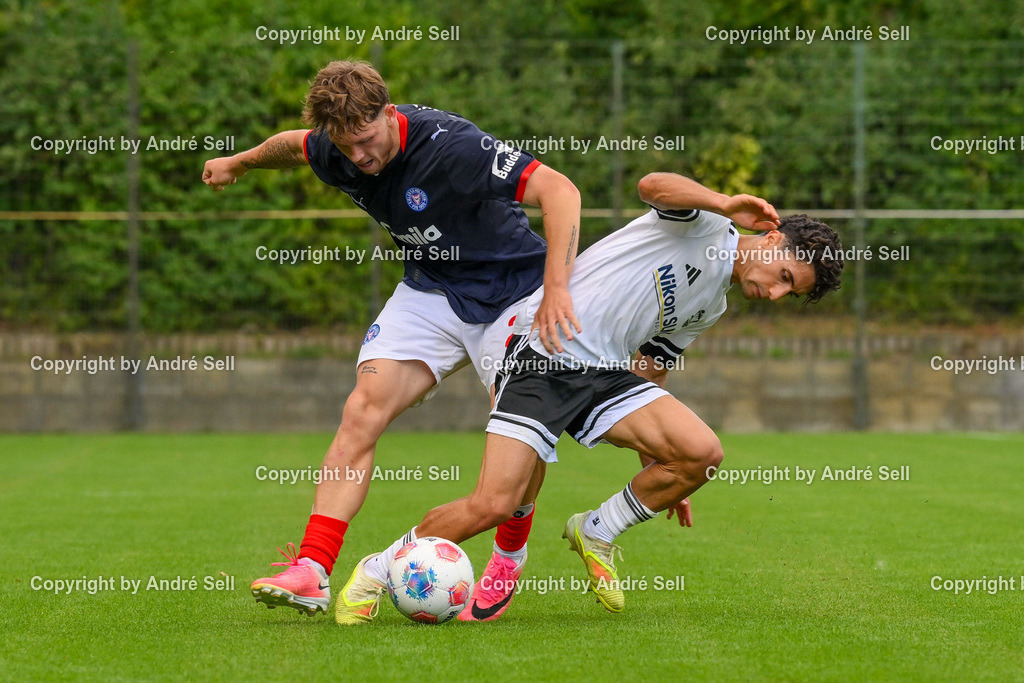 Holstein Kiel II vs 1. FC Phönix Lübeck II | Leland Junge (Holstein #28) vs Julius Kliti (Phönix #27) / Fußball-Oberliga Männer 2026/2027 / Holstein Kiel II vs 1. FC Phönix Lübeck II / Citti Fussball Park - Projensdorf / Kiel / 08.08.26 - Realisiert mit Pictrs.com