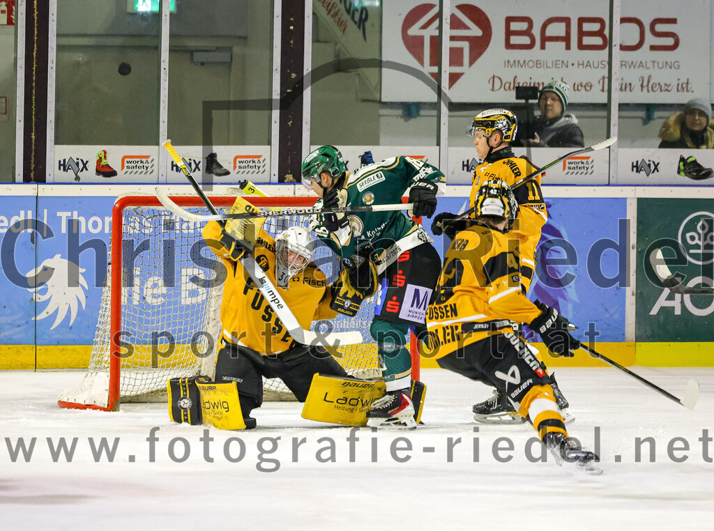 2026-02-27_092_TSV_Erding_gegen_EV_Fuessen | Erding, Deutschland, 27.02.2026:Eishockey, Oberliga Süd 2025 / 2026, 51. Spieltag, TSV Erding gegen EV Füssen, Endergebnis: 2:4Torwart Timotej Pancur (EV Füssen, #30), Luis Scheibengraber (Erding Gladiators, #18), Martins Andzs (EV Füssen, #11)Foto: Christian Riedel / fotografie-riedel.net