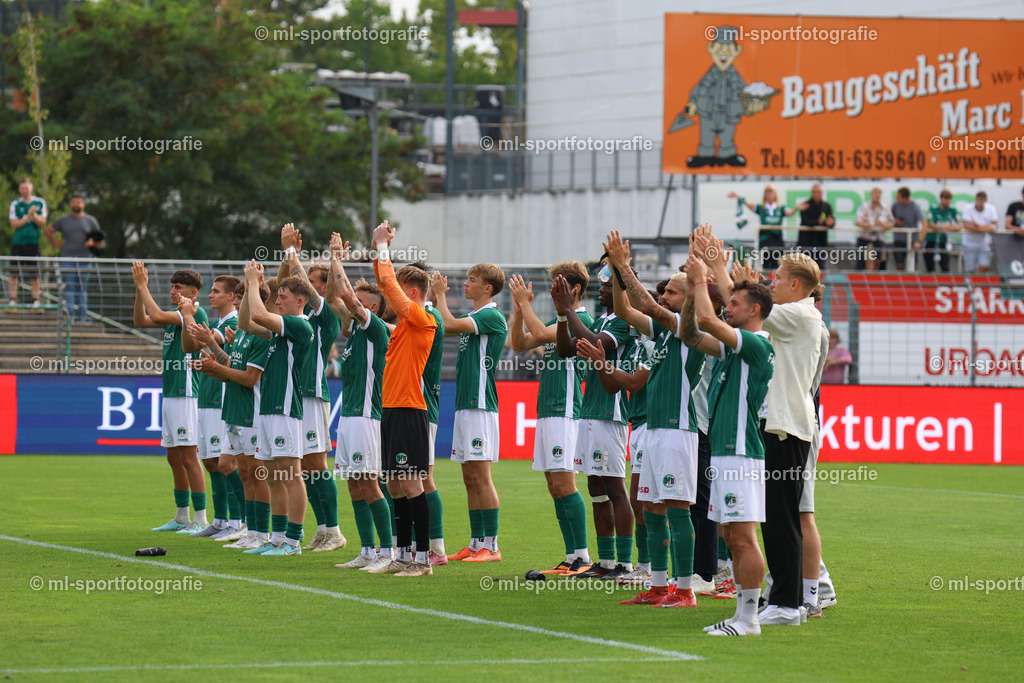 Fußball I Herren I Saison 2025/2026 I Regionalliga Nord I 10. Spieltag I VfB Lübeck - FSV Schöningen | Die Mannschaft des VfB Lübeck bedankt sich bei den Fans - Realisiert mit Pictrs.com