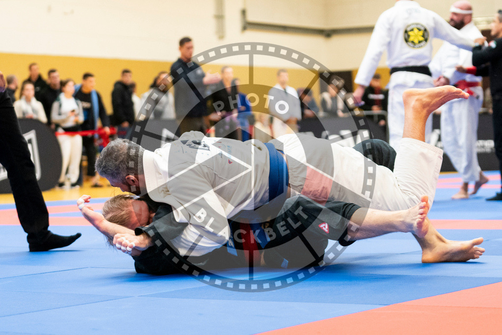 20231118PBB10644 | Fighters compete during the AJP Tour 600 Frankfurt Championship in Frankfurt/Main, Germany, on November 18, 2023.