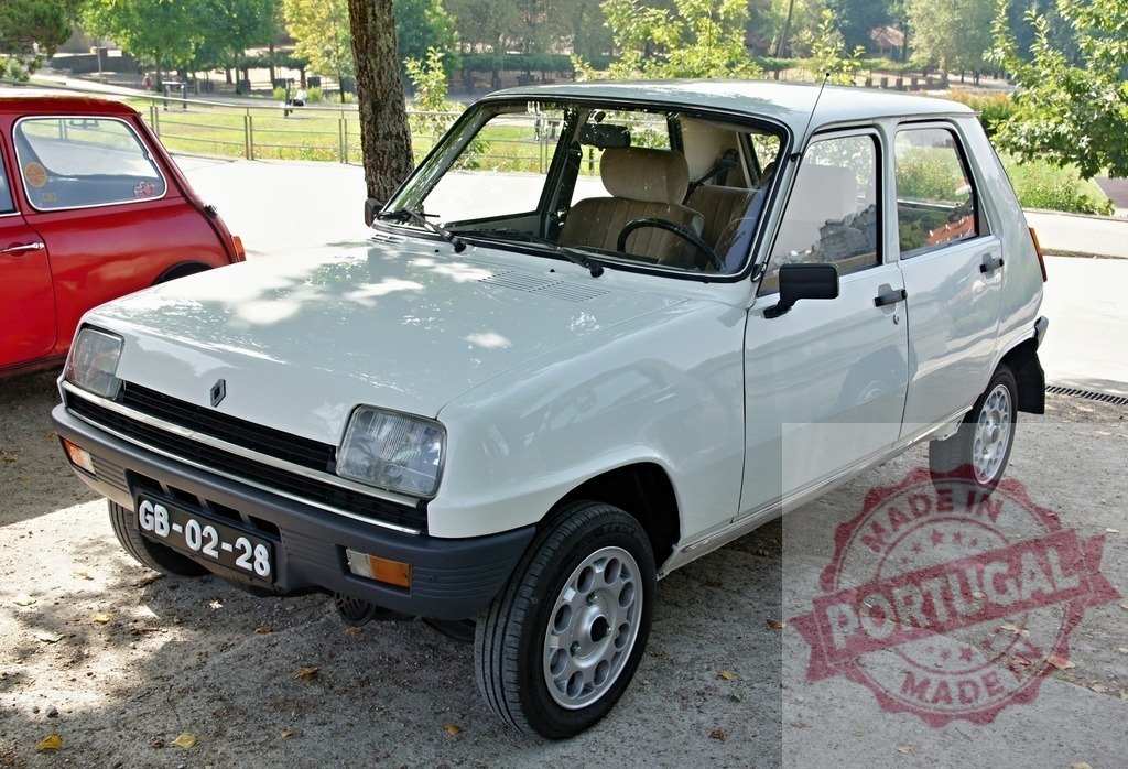 White Renault 5 parked near a park in summer | Classic white Renault 5 parked near a park in summer, showing its vintage design - Realized with Pictrs.com