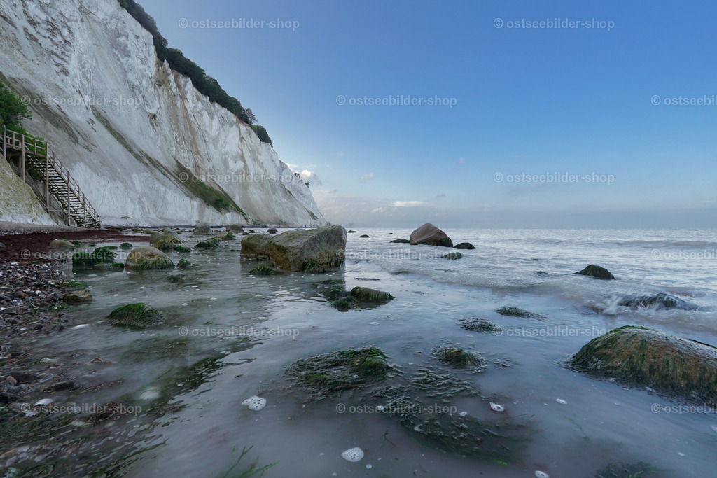 ostsee-möns-klint-dronningestolen-findlinge | Jetzt schöne Ostseebilder für Zuhause bestellen | als Wandbild im Wunschformat | Professionelle Präsentation unter Acrylglas, auf Leinwand oder Alu-Dibond und als Poster
