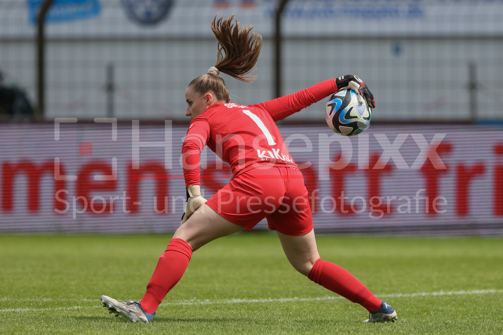 Fussball, 2. Frauen-Bundesliga, SV Meppen - VfL Wolfsburg II | v.li.: Laura Sieger (Torhüterin, Torwart, SV Meppen, 1) am Ball, Freisteller, Einzelbild, Ganzkörper, Aktion, Action, Spielszene, DIE DFB-RICHTLINIEN UNTERSAGEN JEGLICHE NUTZUNG VON FOTOS ALS SEQUENZBILDER UND/ODER VIDEOÄHNLICHE FOTOSTRECKEN. DFB REGULATIONS PROHIBIT ANY USE OF PHOTOGRAPHS AS IMAGE SEQUENCES AND/OR QUASI-VIDEO.