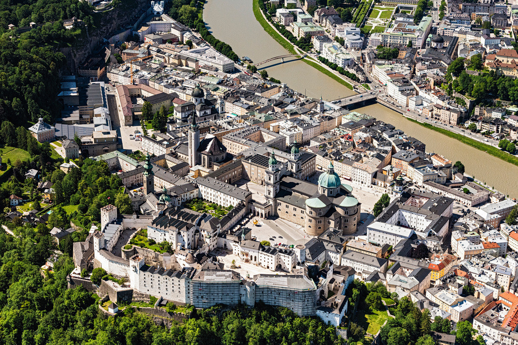 dr__0021599.jpg | SALZBURG 03.06.2019 Altstadtbereich und Innenstadtzentrum an der Salzach, im Vordergrund die Festung Hohensalzburg in Salzburg in Österreich. // Old Town area and city center von Salzburg on Salzach, in Vordergrund die Festung Hohensalzburg in Salzburg in Austria. Foto: Daniel Reiter