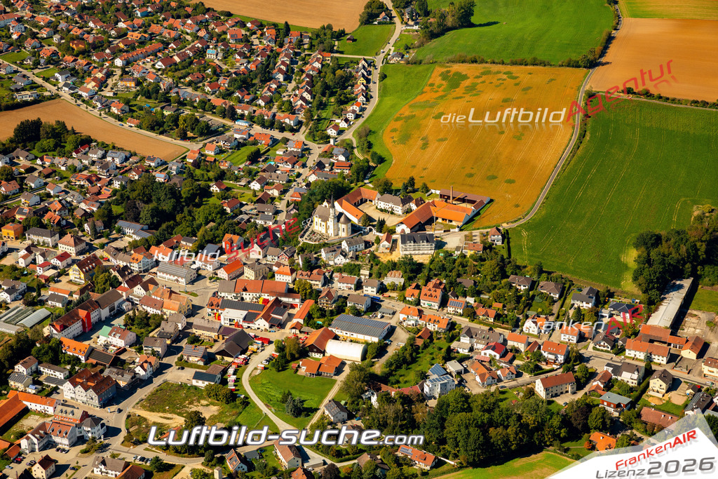 Das Luftbild zeigt : Pfaffenberg Mallersdorf-Pfaffenberg - Die Luftaufnahme wurde 2023 vom UL-Flugzeug aus erstellt ( keine Drohne ) - Hochauflösende Luftaufnahme - Für grossformatige Ausdrucke geeignet. Die Geschenkidee !Mit Lizenz und Bildrechte bestellbar