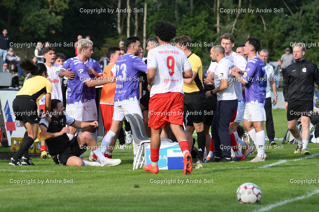 VfR Neumünster vs Holstein Kiel II | Rudelbildung nach Foulspiel von Jan Lippegaus (VfR #3) an Mätthi Meyer (Holstein #3) / Fußball-Oberliga Männer 2026/2027 / VfR Neumünster vs Holstein Kiel II / Grümmi-Arena / Neumünster / 27.09.26 - Realisiert mit Pictrs.com
