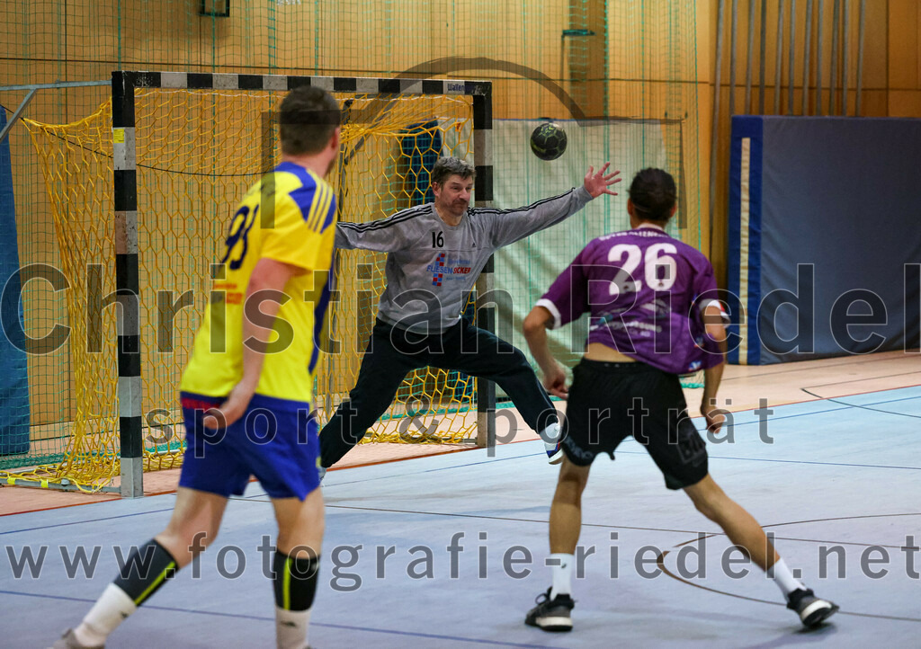 2023-03-11_060_SpVgg_Altenerding_gegen_SSG_Metten | Erding, Deutschland, 11.03.2023:
Handball, Bezirksoberliga Männer 2022 / 2023, 17. Spieltag, SpVgg Altenerding gegen SSG Metten, Endergebnis: 26:22

Sebastian Klima (SSG Metten, #93), Matthias Elgeti (SSG Metten, #16), Luis Leitner (SpVgg Altenerding, #26)

Foto: Christian Riedel / fotografie-riedel.net
