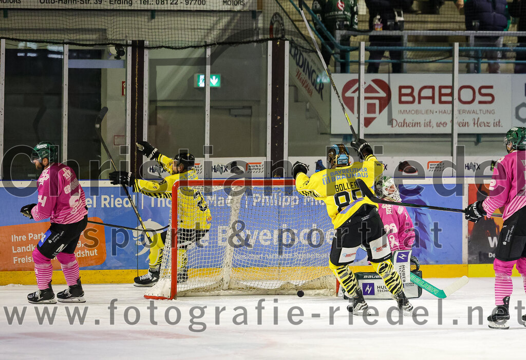 2025-10-10_156_TSV_Erding_gegen_onesto_Tigers_Bayreuth | Erding, Deutschland, 10.10.2025:Eishockey, Oberliga Süd 2025 / 2026, 7. Spieltag, TSV Erding gegen onesto Tigers Bayreuth, Endergebnis: 2:5Jubel nach dem 2:4 durch Aiden Brown (onesto Tigers Bayreuth, #23)Foto: Christian Riedel / fotografie-riedel.net