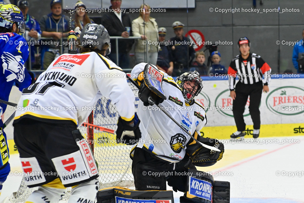 EC IDM Wärmepumpen VSV vs. HC Pustertal 8.10.2023 | #1 SMITH Jacob HC Pustertal, Wasserflasche, Tor EC VSV, EC IDM Wärmepumpen VSV vs. HC Pustertal 8.10.2023, EC IDM Wärmepumpen VSV vs. HC Pustertal am 08.10.2023 in Villach (Stadthalle Villach), Austria, (Photo by Bernd Stefan)