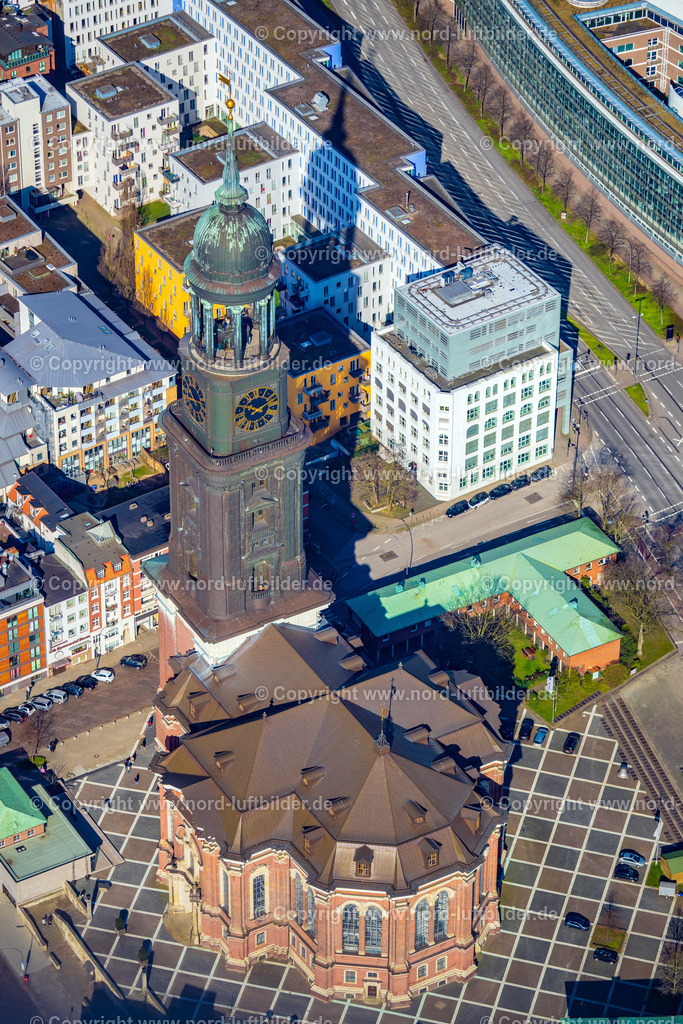 Hamburg_Michel_Wahrzeichen_St. Michaelis_Kirche_ELS_1702060423 | HAMBURG 06.04.2023 Turm der Hauptkirche Sankt Michaelis genannt " Michel " im Ortsteil Altstadt in Hamburg. Die evangelische Kirche St. Michaelis an der Straße Englische Planke in der Hansestadt wurde im Stil des Barock erbaut. Weiterführende Informationen bei: Hauptkirche St. Michaelis. // View of the church St. Michaelis in the district Altstadt in Hamburg. Further information at: Hauptkirche St. Michaelis. Foto: Martin Elsen