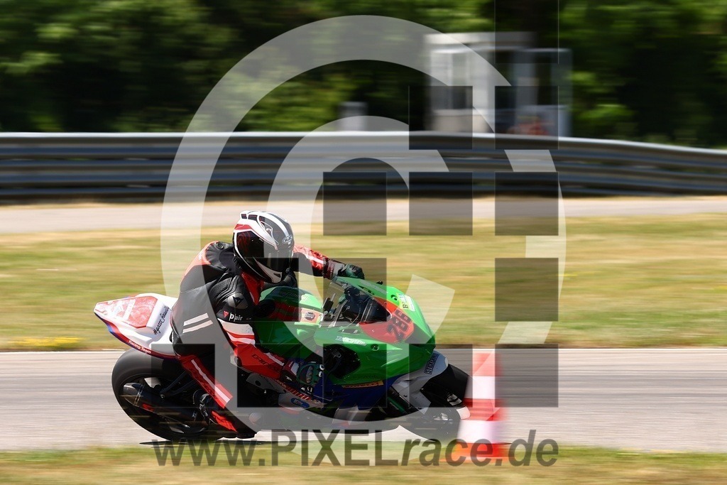 0286-20250530_01808 | Schöne Erinnerungen an spannende Momente - das festzuhalten ist unser Job. PIXELrace.de ist seit 2003 auf den Rennstrecken Europas unterwegs um die Action draußen beim Fahren und die wunderbare Stimmung imm Fahrerlager für euch einzufangen.