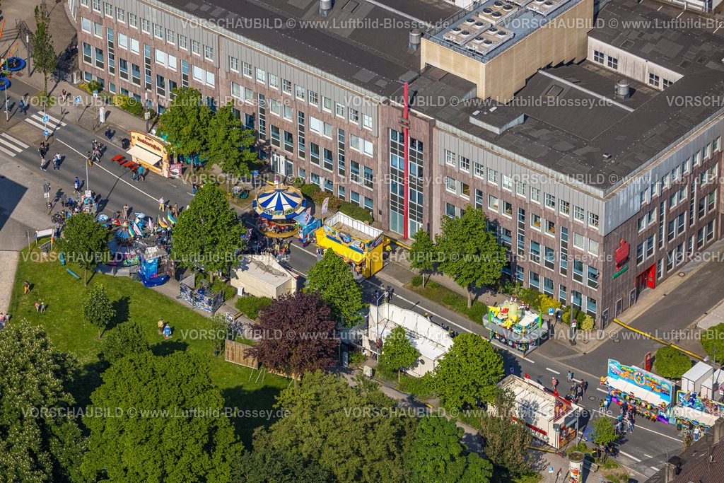 Witten240506901 | Luftbild, Himmelfahrtskirmes auf der Ruhrstraße am Gebäude der Sparkasse Witten Hauptstelle, Karussell und Verkaufsstände, Witten, Ruhrgebiet, Nordrhein-Westfalen, Deutschland