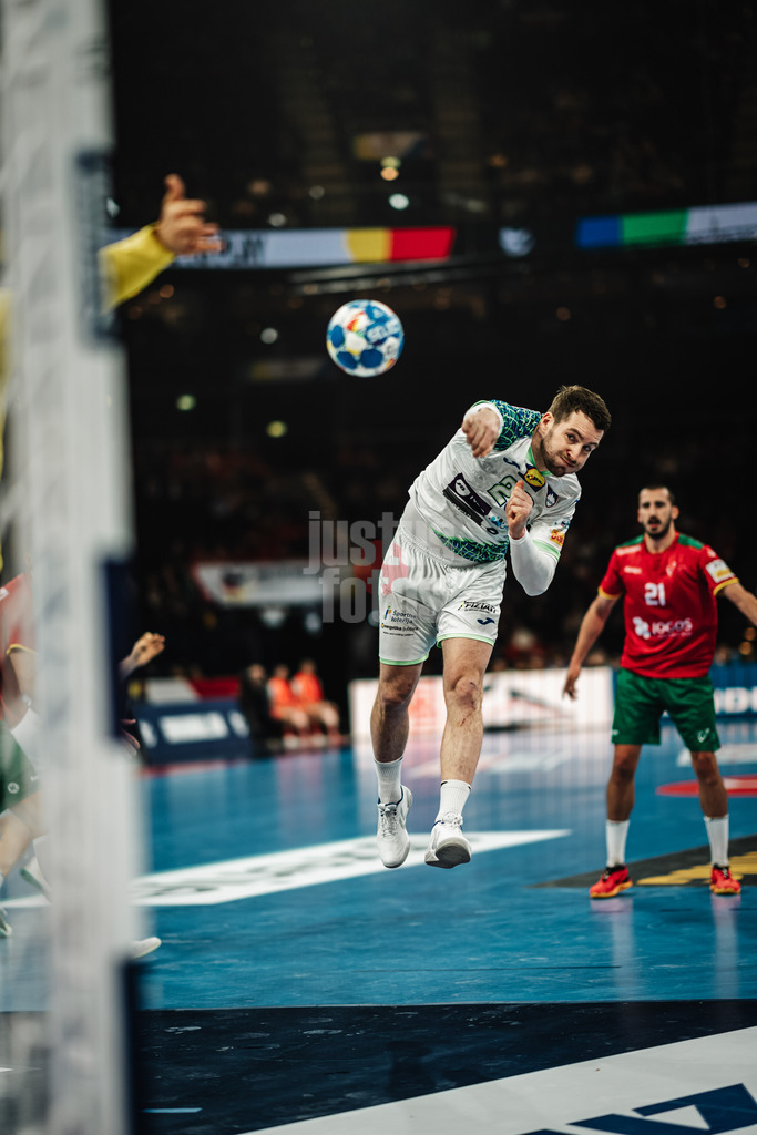 Handball | Herren | EHF EURO 2024 | European Championshop Men 2024 Final Tournament | Slowenien vs. Portugal | 19.01.2024 | Miha Zarabec (#23, Slowenien, SLO) beim Wurf