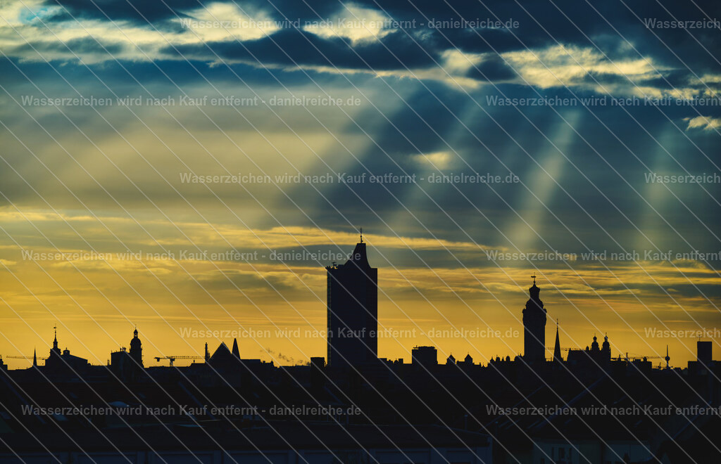 Leipzig Stadtsilhouette des Panoramatowers und Turm des Neuen Rathauses vor einem Sonnenaufgang im April | Leipzig Stadtsilhouette des Panoramatowers und Turm des Neuen Rathauses vor einem Sonnenaufgang im April - Realisiert mit Pictrs.com