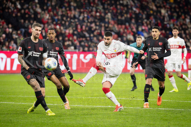 German Bundesliga, Bayer 04 Leverkusen vs. VfB Stuttgart, 10.01.2026 | LEVERKUSEN, GERMANY - JANUARY 10:  Deniz Undav (VfB Stuttgart, 26) shoots on the goal, defender Robert Andrich (Bayer 04 Leverkusen, 8) can’t block the shot during the German Bundesliga match on gameday 16 between Bayer 04 Leverkusen vs. VfB Stuttgart at BayArena on January 10, 2026 in Leverkusen, Germany. DFL REGULATIONS PROHIBIT ANY USE OF PHOTOGRAPHS AS IMAGE SEQUENCES AND/OR QUASI-VIDEO.