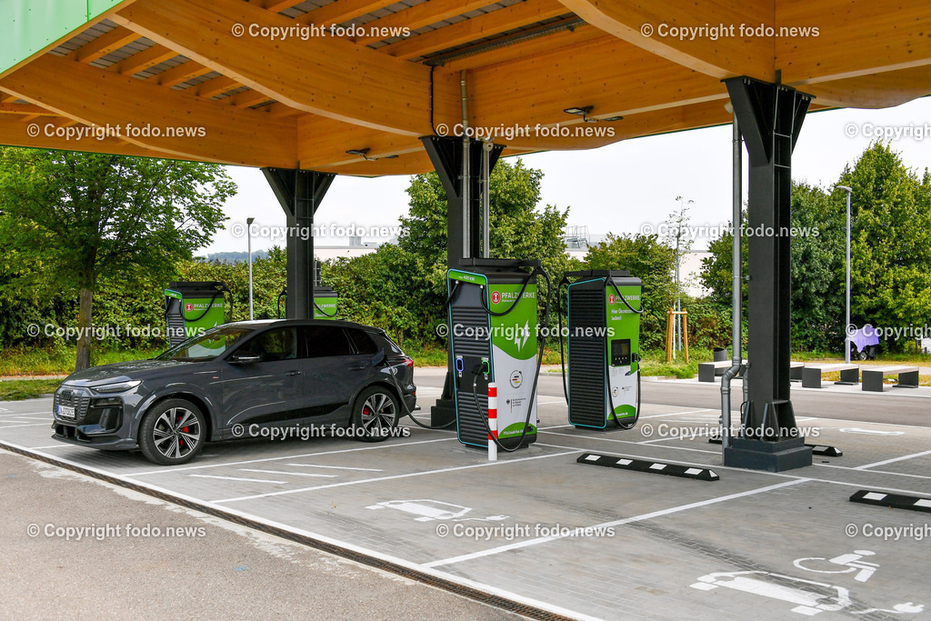 Deutschland_ Baden-Wuerttemberg_ Goeppingen_ 16.08.2025-3 | 16.08.2025, Deutschland, GER, Baden-Wuerttemberg, Goeppingen, im Bild Themenbild, E-Ladestation, E-Ladepark, Elektroauto, E-Auto laden, Strom tanken, Elektromobilitaet, Schnellladen, Ladesaeule, gruener Strom, nachhaltige Mobilitaet, Ladepunkt, Ladeinfrastruktur, umweltfreundlich, emissionsfrei, Akku aufladen, Zukunft der Mobilitaet, CO2-frei, klimafreundlich, Ladezeit, Parken und Laden, Feature, Symbolbild