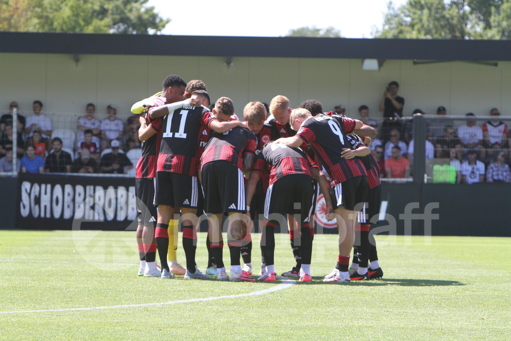 Eintr_Hull_City_08-08-2026 | Eintracht Frankfurt am Anstoßkreis - Realisiert mit Pictrs.com