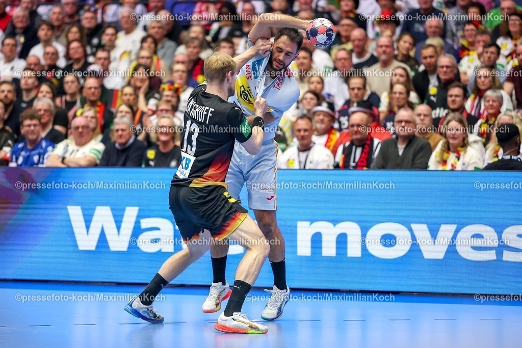 EHF19012602004 | 19.01.2026, Handball, Men's EHF EURO 2026, Deutschland - Spanien, Jyske Bank Boxen in Herning, Dänemark, Preliminary Round:  Matthes Langhoff (Germany #13) im Zweikampf gegen   Ian Tarrafeta Serrano (Espania #09) 