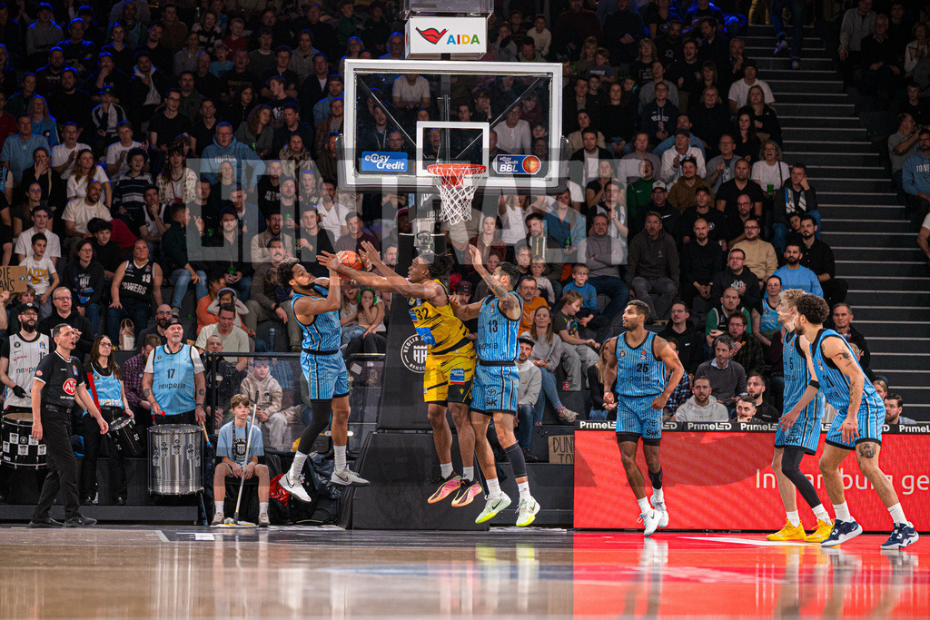 Basketball I Herren I Bundesliga I Saison 2025/2026 I 8. Spieltag I Veolia Towers Hamburg - MHP Riesen Ludwigsburg | CONTRAST ZERØ MEDIA - Realisiert mit Pictrs.com