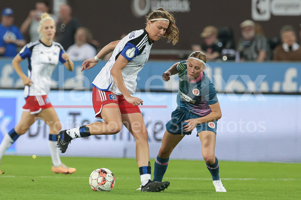 Fussball, DFB-Pokal Frauen, FC St. Pauli - Hamburger SV | v.li.: Larissa Mühlhaus (Hamburger SV, 7) und Joline Floeter (FC St. Pauli, 28) im Zweikampf, Duell, Dynamik, Aktion, Action, Spielszene, DIE DFB-RICHTLINIEN UNTERSAGEN JEGLICHE NUTZUNG VON FOTOS ALS SEQUENZBILDER UND/ODER VIDEOÄHNLICHE FOTOSTRECKEN. DFB REGULATIONS PROHIBIT ANY USE OF PHOTOGRAPHS AS IMAGE SEQUENCES AND/OR QUASI-VIDEO.