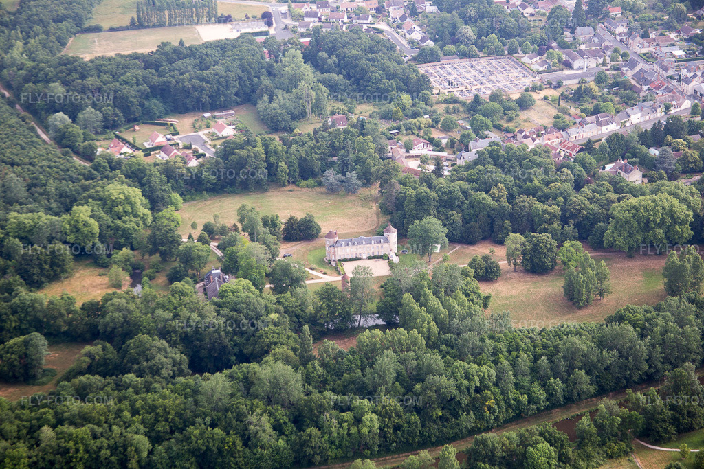 Aerial view: View of the town in Vitry-aux-Loges in the state Loiret, France. – Photo: IMG_082558.jpg taken on 06/21/2015 by Werner Riehm/FLY-FOTO.com – Resolution of the original: 5472 x 3648 px