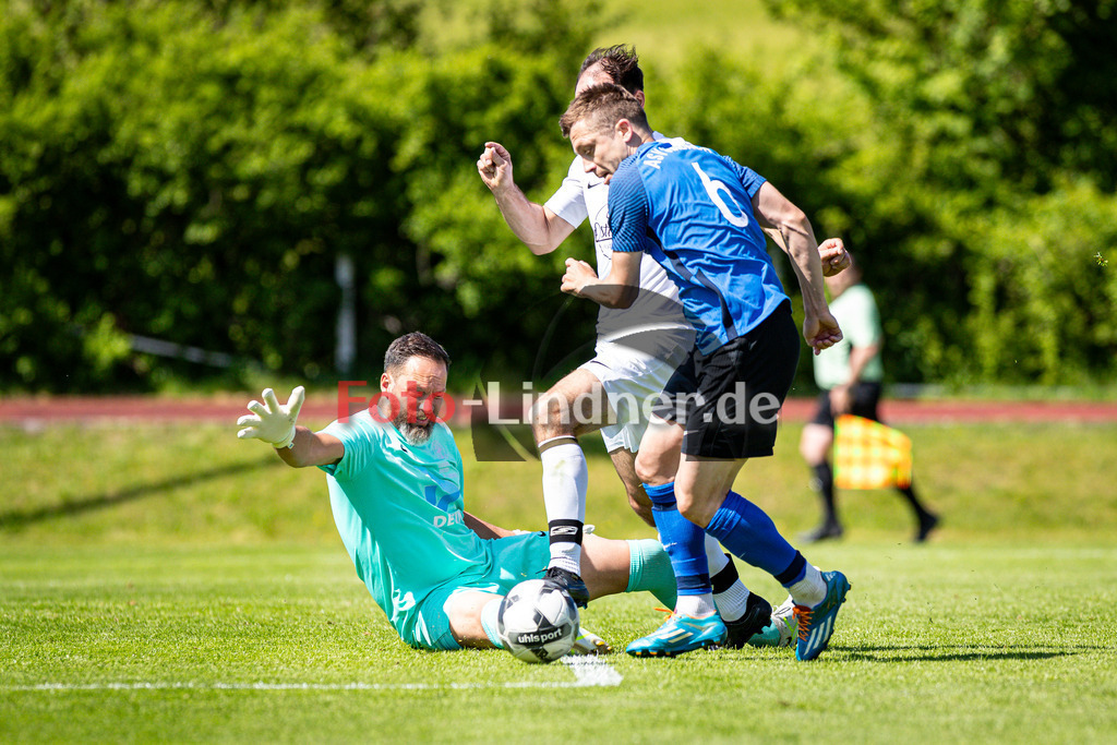 Allg. SV Habach gegen VfL Denklingen | Fußball Herren Bezirksliga Oberbayern Süd 2025/26, Allg. SV Habach gegen VfL Denklingen, 20250510,Maximilian PANHOLZER (Allg. SV Habach 6) spielt Tobias HEILAND (VfL Denklingen Torwart 1) und Tobias RIED (VfL Denklingen 4) aus, mit anschließendem Tor,2025-05-10 in Habach (Steinberg Arena), Maximilian PANHOLZER (Allg. SV Habach 6), Tobias HEILAND (VfL Denklingen Torwart 1)Copyright: WolfgangxLindner www.foto-lindner.de