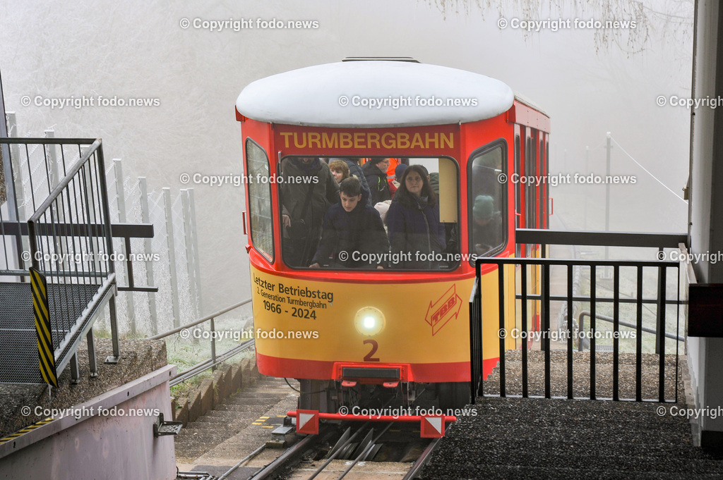 Deutschland_ Baden-Wuerttemberg_ Karlsruhe_ 29.12.2024-2 | 29.12.2024, Deutschland, GER, Baden-Wuerttemberg, Karlsruhe im Bild Die Turmbergbahn, Deutschlands aelteste noch betriebene Standseilbahn, Bahn, Turmberg, Durlach, Nostalgie, Talstation, Bergstation, Aussichtsterrasse, Ausflugsziel, Familie, Bauwerk, Veraenderung, Zwillingswagen, Nahverkehr