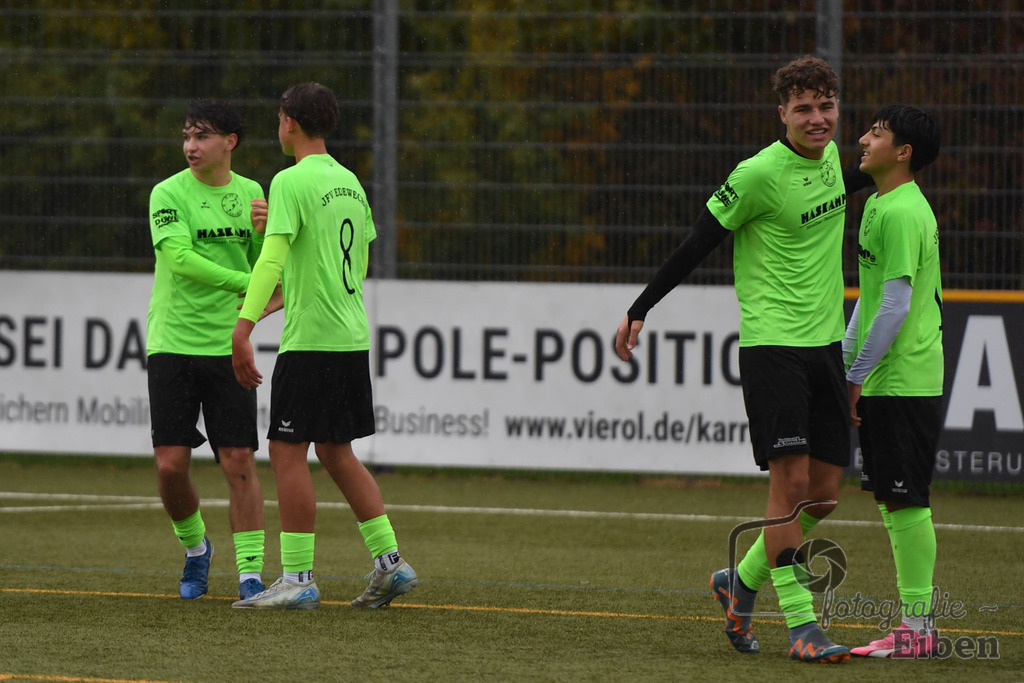 FC Rastede-JFV Edewecht | B-Jugend Landesliga QR1; FC Rastede (blau)-JFV Edewecht (grün) am 01.11.2025 in Rastede (Sportanlage Köttersweg), Photo: Philip Eiben 2025 - Realisiert mit Pictrs.com