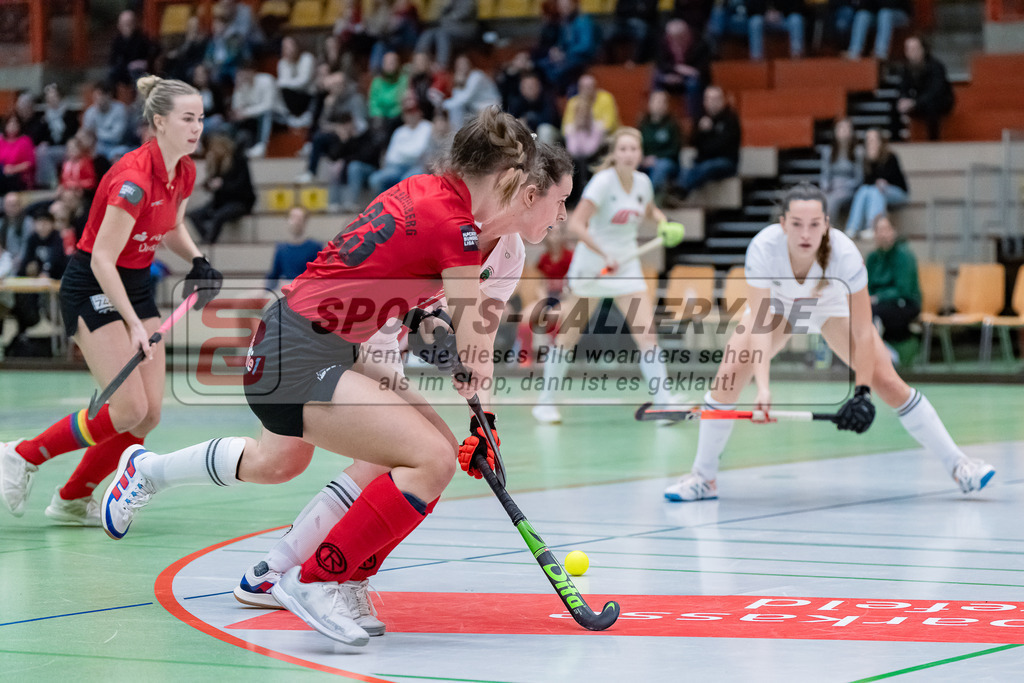 HK_20231216_107315 | 1. Bundesliga Damen Crefelder HTC - Club Raffelberg am 16.12.2023 Sporthalle Glockenspitz, Krefeld , Giulia Funkel ( Club Raffelberg #23 ) , Causin Anna-Sopie ( Crefelder HTC #20 )