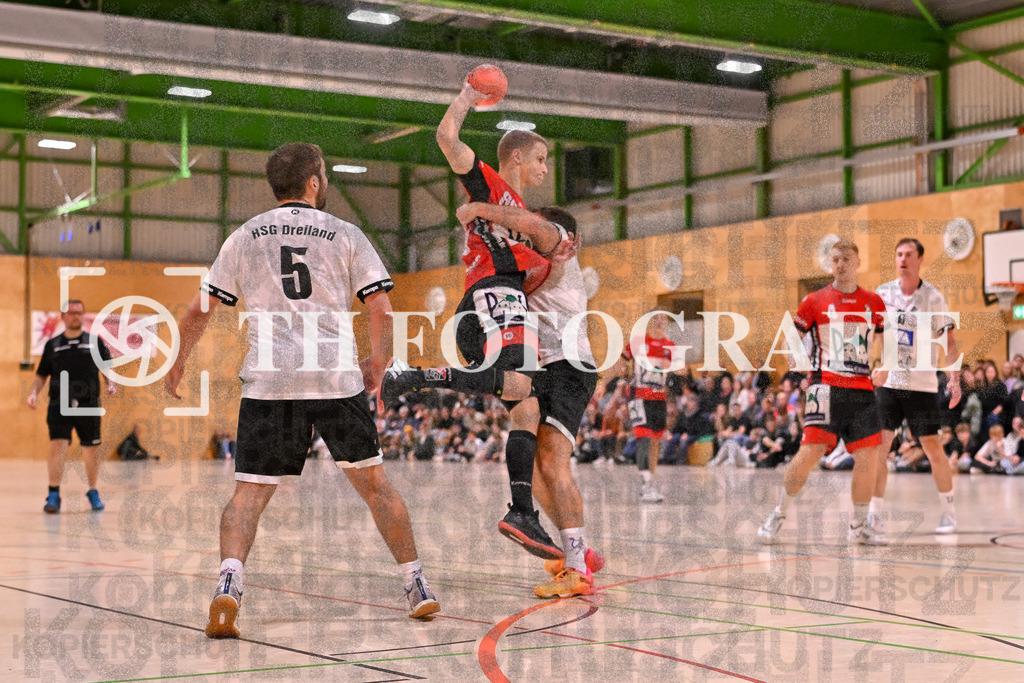 GER, SG Maulburg/Steinen - HSG Dreiland, Handball, Landesliga Suedbaden, 4. Spieltag, Saison 2024/2025, 12.10.2024 | Ole Anton Holzkamp (SG Maulburg/Steinen, #69) am Ball und im Duell.GER, SG Maulburg/Steinen - HSG Dreiland, Handball, Landesliga Suedbaden, 4. Spieltag, Saison 2024/2025, 12.10.2024Foto: TH Fotografie/Thomas Hess