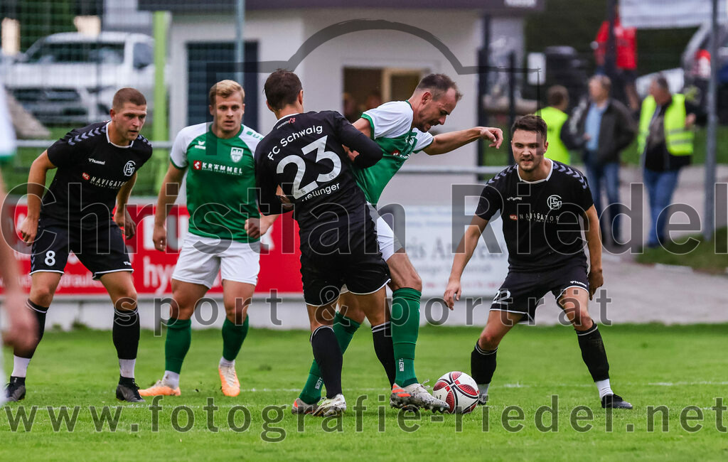 2023-08-09_072_FC_Schwaig_gegen_TuS_Geretsried | Deutschland, 09.08.2023:
Fußball, Landesliga Südost 2023 / 2024, 5. Spieltag, FC Schwaig gegen TuS Geretsried, Endergebnis: 4:1

Nils Wölken (FC Schwaig, #8), Maximilian Hellinger (FC Schwaig, #23), Benjamin Fister (TuS Geretsried, #23), Daniel Fichtlscherer (FC Schwaig, #22)

Foto: Christian Riedel / fotografie-riedel.net