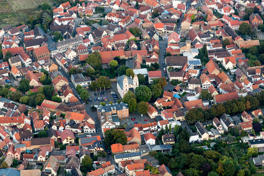 Luftbild: Heidenturmkirche St. Viktor im Dorfkern in Guntersblum im Bundesland Rheinland-Pfalz in Deutschland. Foto: IMG_094745.jpg vom 21.09.2016 durch Werner Riehm/FLY-FOTO.de