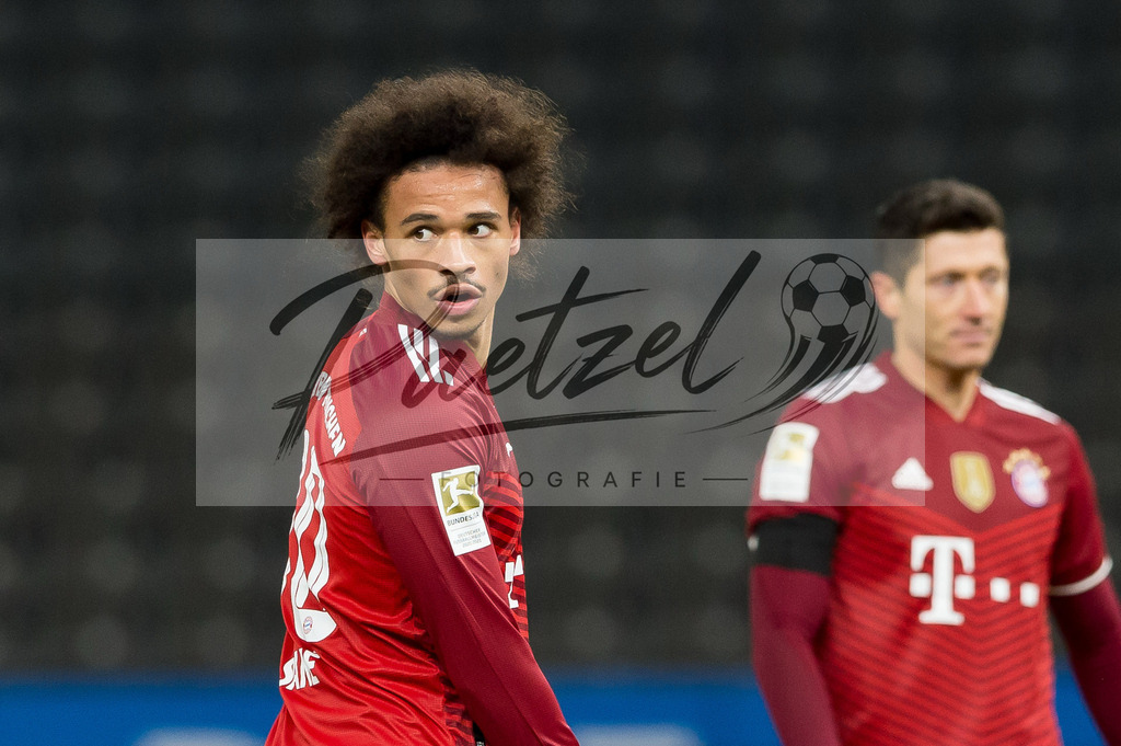BSCFCB20220123_264 | Fussball, Herren: Leroy Sane (FC Bayern Muenchen) schaut bei dem Spiel der 1. Bundesliga zwischen Hertha BSC und FC Bayern Muenchen im Olypiastadion am 23.01.2022 in Berlin, Deutschland.DFB / DFL REGULATIONS PROHIBIT ANY USE OF PHOTOGRAPHS AS IMAGE SEQUENCES AND/OR QUASI-VIDEO. - Realisiert mit Pictrs.com