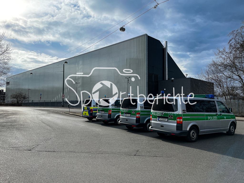 Augsburger Panther - ERC Ingolstadt | Das Curt Frenzel Stadion in Augsburg - vor der Partie der Panther gegen Ingolstadt / Symbolbild / Eishalle / Eisstadion / Arena / Grosses Polizeiaufgebot / Derby