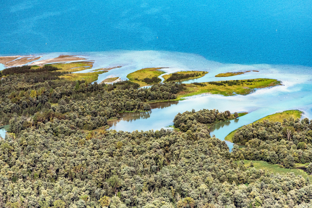 dr__0038969.jpg | CHIEMSEE 11.10.2019 Mündung der Tiroler Achen in Übersee im Bundesland Bayern. Sie entspringt am Pass Thurn und mündet bei Grabenstätt in den Chiemsee. // Estuary of the Tiroler Ache in Uebersee in Bavaria. It rises at the Thurn Pass and flows into the Chiemseeat Grabenstaett. Foto: Daniel Reiter