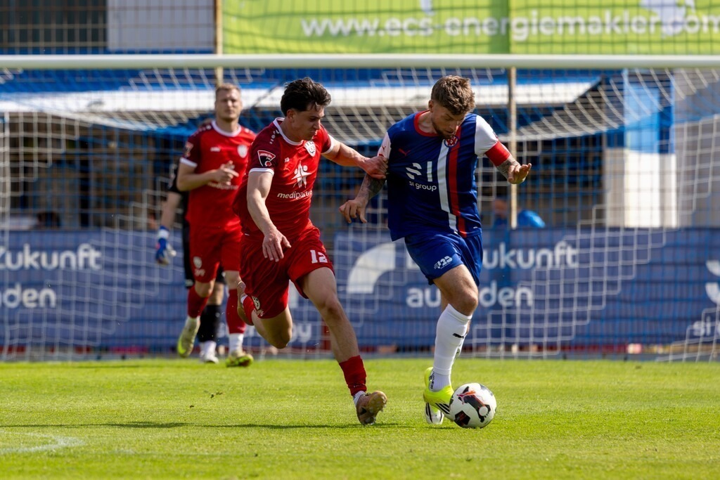 Fußball, Oberliga Baden-Württemberg 2025/26, 30. Spieltag: VfR Mannheim gegen SSV Reutlingen | Fußball, Oberliga Baden-Württemberg 2025/26, 30. Spieltag: VfR Mannheim gegen SSV Reutlingen***Alexander Esswein (11, Mannheim) schiebt an - Realisiert mit Pictrs.com