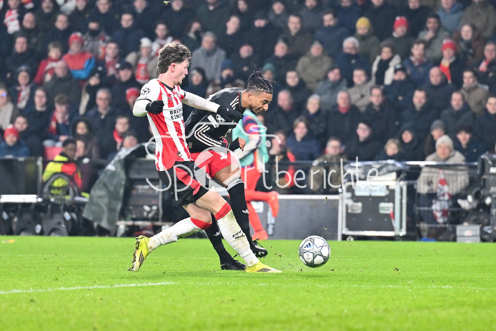 PSV Eindhoven - FC Bayern München | EINDHOVEN, NETHERLANDS - 28. JANUARY: im Duell Paul WANNER (PSV Eindhoven 10) und Michael OLISE (FC Bayern Munich 17) während dem Match zwischen PSV Eindhoven und dem FC Bayern München am 8. Spieltag der UEFA Champions League Gruppenphase im Philips Stadion