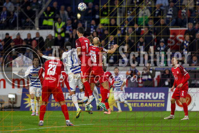 MSV Duisburg vs Rot-Weiss Essen - 3. Liga | Duisburg, Deutschland, 26.10.25:   Jesse Edem Tugbenyo (MSV Duisburg), Klaus Gjasula (Rot-Weiss Essen) und Tobias Kraulich (Rot-Weiss Essen) im Kampf um den Ball waehrend des Spiels der 3. Liga MSV Duisburg vs Rot-Weiss Essen in der schauinsland-reisen-arena(Foto von Brauer-Fotoagentur / Adrian Schlueter)