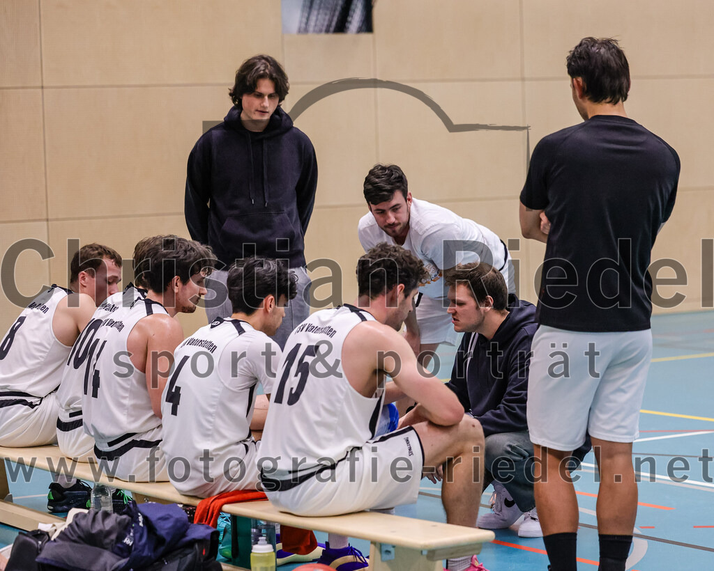 2025-12-06_035_TSV_Vaterstetten_gegen_MTV_1879_Muenchen | Vaterstetten, Deutschland, 06.12.2025:Basketball, 2. Regionalliga Süd 2025 / 2026, 9. Spieltag, TSV Vaterstetten gegen MTV 1879 München, Endergebnis: 58:83Ivan Nikolovski (TSV Vaterstetten, #14), Altay Öztürk (TSV Vaterstetten, #4), Leon Gottlöber (TSV Vaterstetten, #15), Trainer Kilian Drechsel (TSV Vaterstetten)Foto: Christian Riedel / fotografie-riedel.net